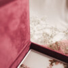 ewelina zieba pudelko na zdjecia malinowy roz z napisem nasza historia 05