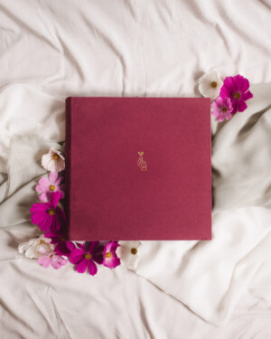 Tradycyjny album na zdjęcia - Malinowy róż ze złotą grafiką
