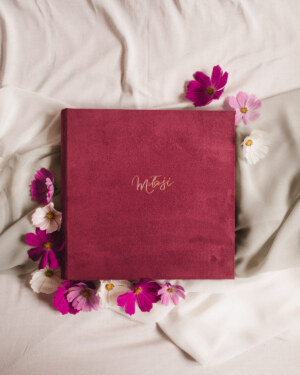 Tradycyjny album na zdjęcia - Malinowy róż ze złotym napisem miłość