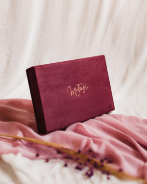 Pudełko na zdjęcia - Bordowe ze złotym napisem miłość
